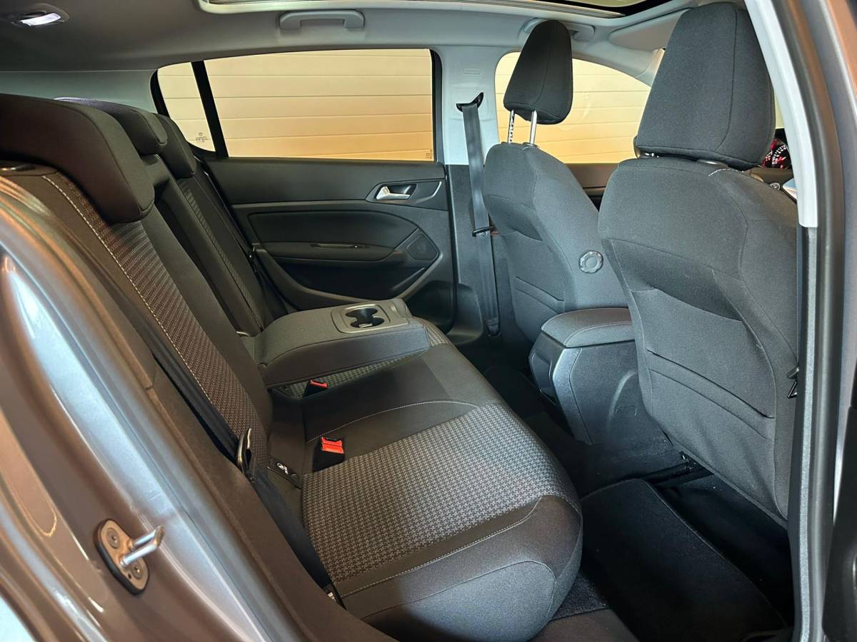 Peugeot 308 Peugeot 308 1.2 PureTech BLUE LEASE EXECUTIVE|CLIMA AIRCO|NAVIGATIE|APPLE CARPLAY+ANDROID|PANORAMADAK|LM-VELG|CRUISECONTROL|ISOFIX