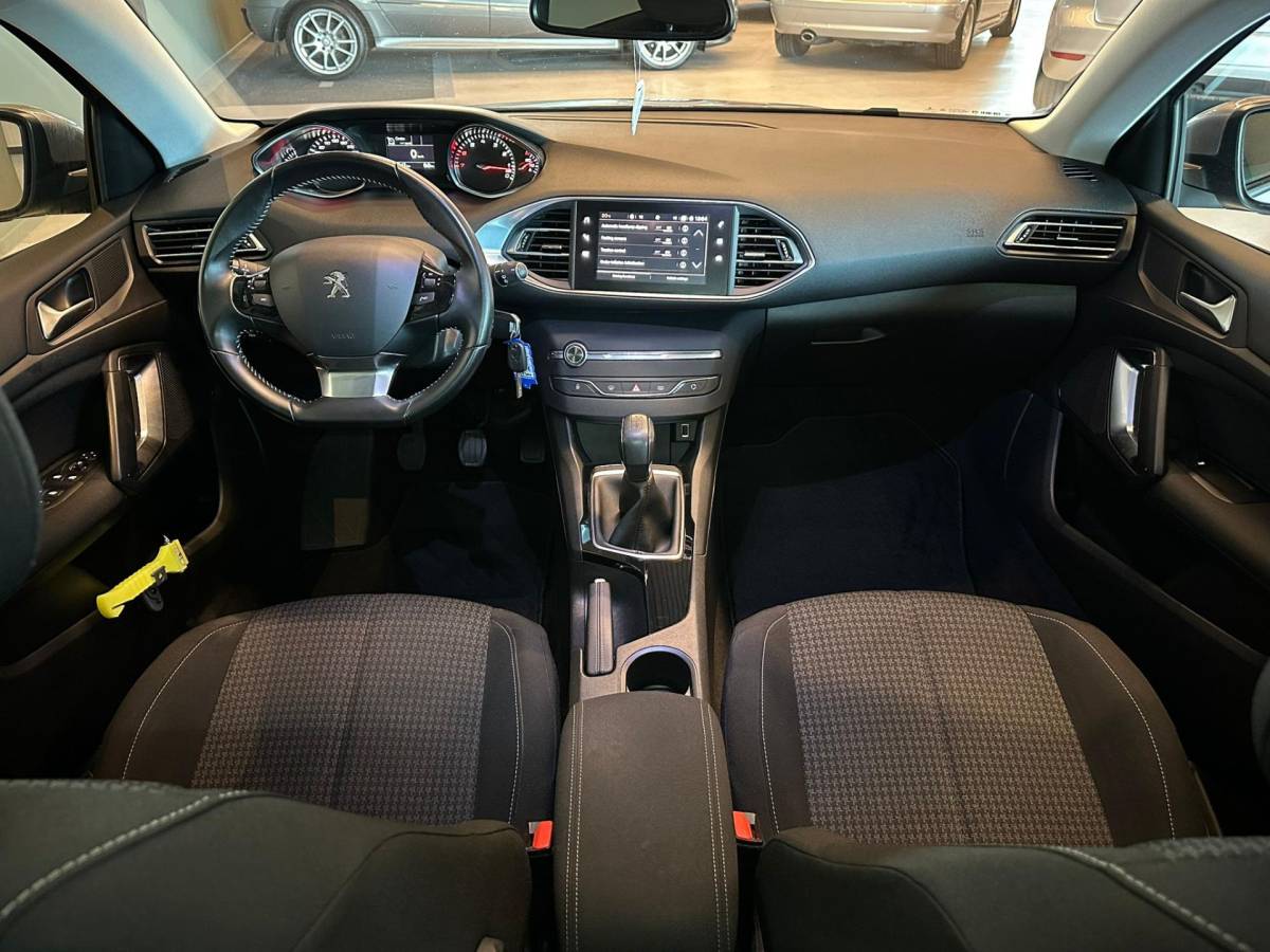 Peugeot 308 Peugeot 308 1.2 PureTech BLUE LEASE EXECUTIVE|CLIMA AIRCO|NAVIGATIE|APPLE CARPLAY+ANDROID|PANORAMADAK|LM-VELG|CRUISECONTROL|ISOFIX