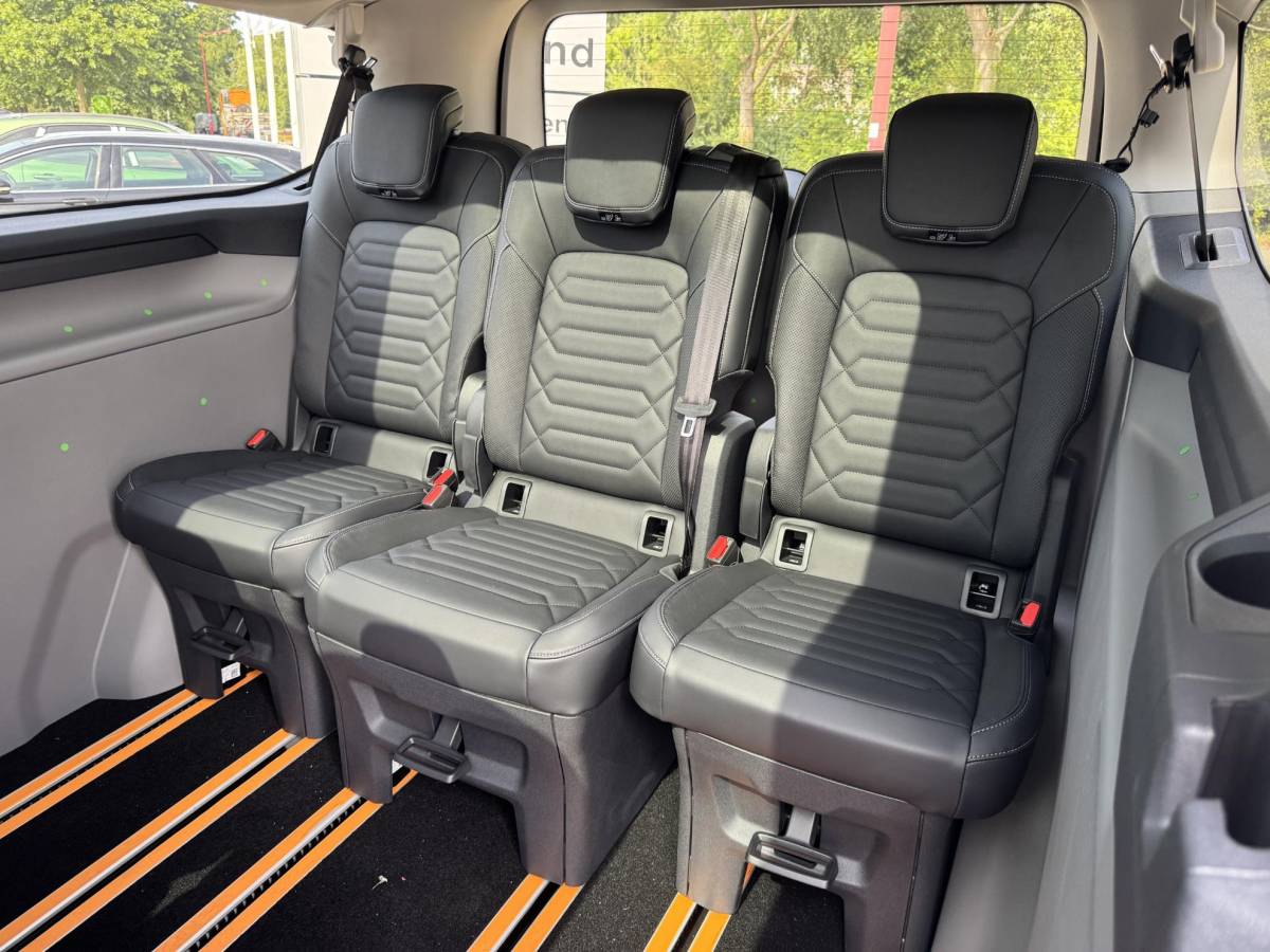 Ford Tourneo Custom Ford Tourneo Custom 340 2.5 PHEV L2H1 Titanium X 233pk | 16-weg elek. AGR-stoel | Handsfree elek. dubbele zijschuifdeuren | Panoramadak | 15 B&O speaker | Inklapbare trekhaak | Verwarmbaar stuurwiel | Verwarmbare en elek. verstelbare stoelen tweede zitrij | Draadloos opladen | Prijs ex. BTW incl. BPM |  Prijs Incl. BTW en BPM 70.400