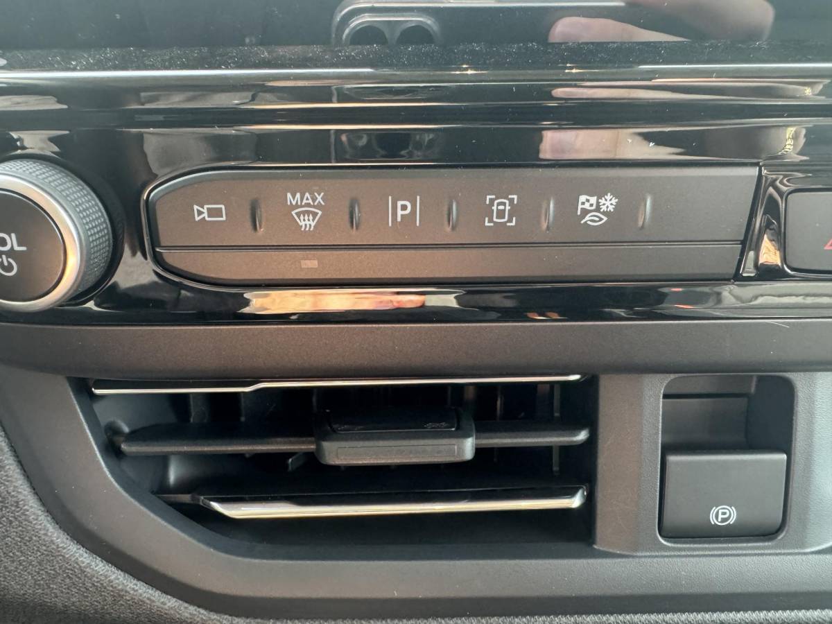 Ford Tourneo Custom Ford Tourneo Custom 340 2.5 PHEV L2H1 Titanium X 233pk | 16-weg elek. AGR-stoel | Handsfree elek. dubbele zijschuifdeuren | Panoramadak | 15 B&O speaker | Inklapbare trekhaak | Verwarmbaar stuurwiel | Verwarmbare en elek. verstelbare stoelen tweede zitrij | Draadloos opladen | Prijs ex. BTW incl. BPM |  Prijs Incl. BTW en BPM 70.400