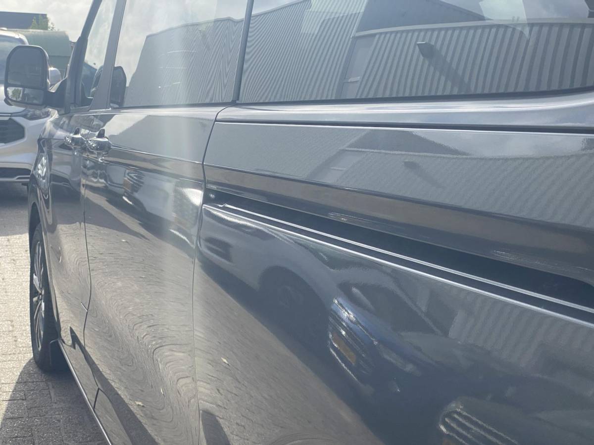 Ford Tourneo Custom Ford Tourneo Custom 340 2.5 PHEV L2H1 Titanium X 233pk | 16-weg elek. AGR-stoel | Handsfree elek. dubbele zijschuifdeuren | Panoramadak | 15 B&O speaker | Inklapbare trekhaak | Verwarmbaar stuurwiel | Verwarmbare en elek. verstelbare stoelen tweede zitrij | Draadloos opladen | Prijs ex. BTW incl. BPM |  Prijs Incl. BTW en BPM 70.400