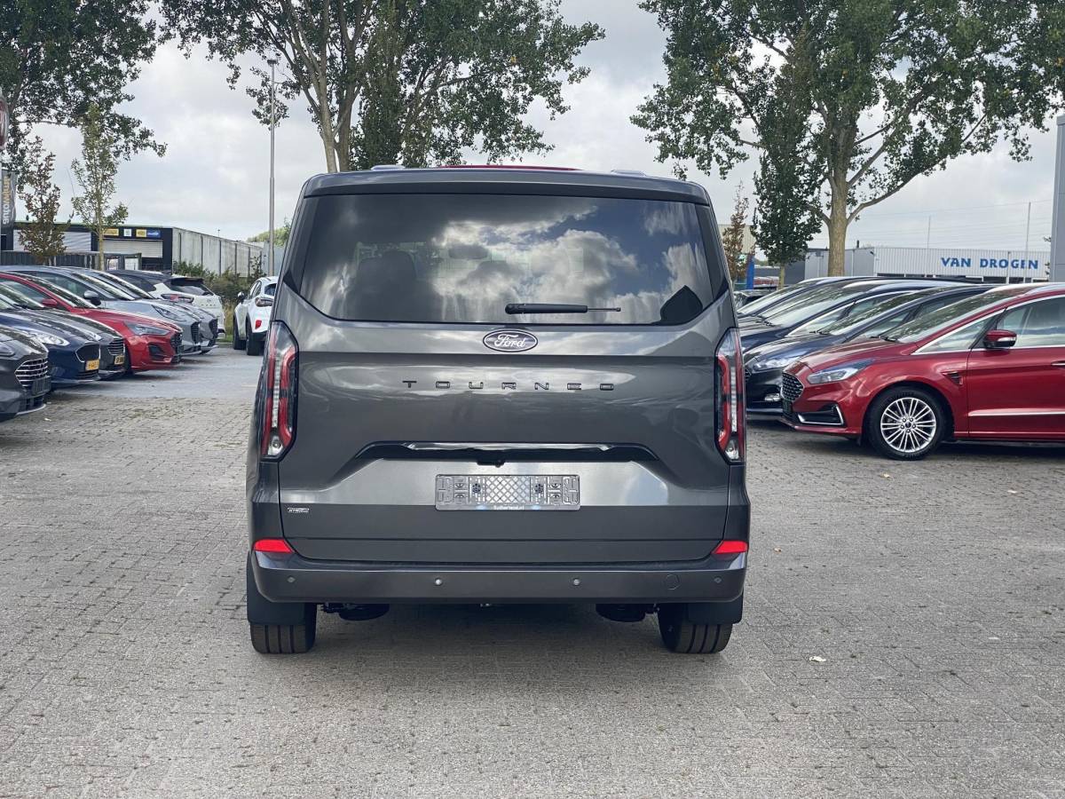 Ford Tourneo Custom Ford Tourneo Custom 340 2.5 PHEV L2H1 Titanium X 233pk | 16-weg elek. AGR-stoel | Handsfree elek. dubbele zijschuifdeuren | Panoramadak | 15 B&O speaker | Inklapbare trekhaak | Verwarmbaar stuurwiel | Verwarmbare en elek. verstelbare stoelen tweede zitrij | Draadloos opladen | Prijs ex. BTW incl. BPM |  Prijs Incl. BTW en BPM 70.400