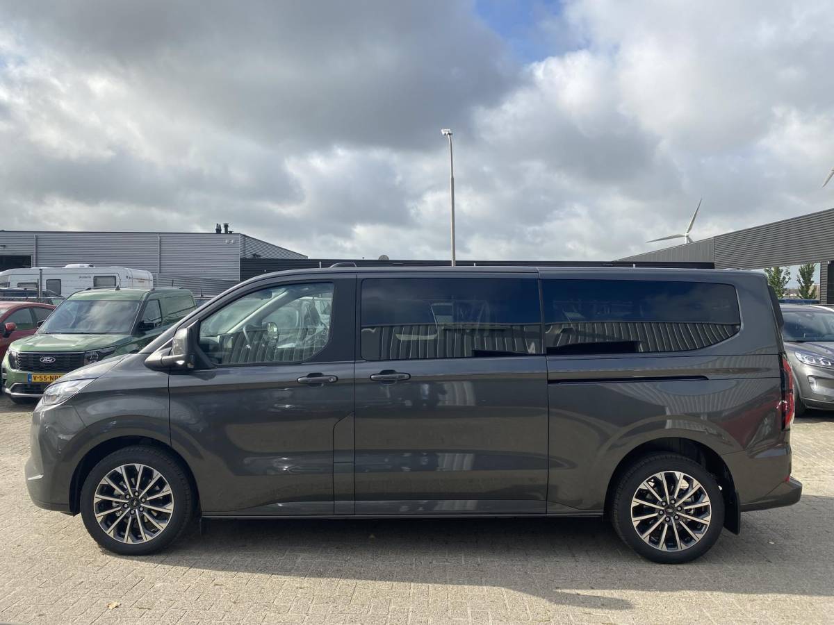 Ford Tourneo Custom Ford Tourneo Custom 340 2.5 PHEV L2H1 Titanium X 233pk | 16-weg elek. AGR-stoel | Handsfree elek. dubbele zijschuifdeuren | Panoramadak | 15 B&O speaker | Inklapbare trekhaak | Verwarmbaar stuurwiel | Verwarmbare en elek. verstelbare stoelen tweede zitrij | Draadloos opladen | Prijs ex. BTW incl. BPM |  Prijs Incl. BTW en BPM 70.400