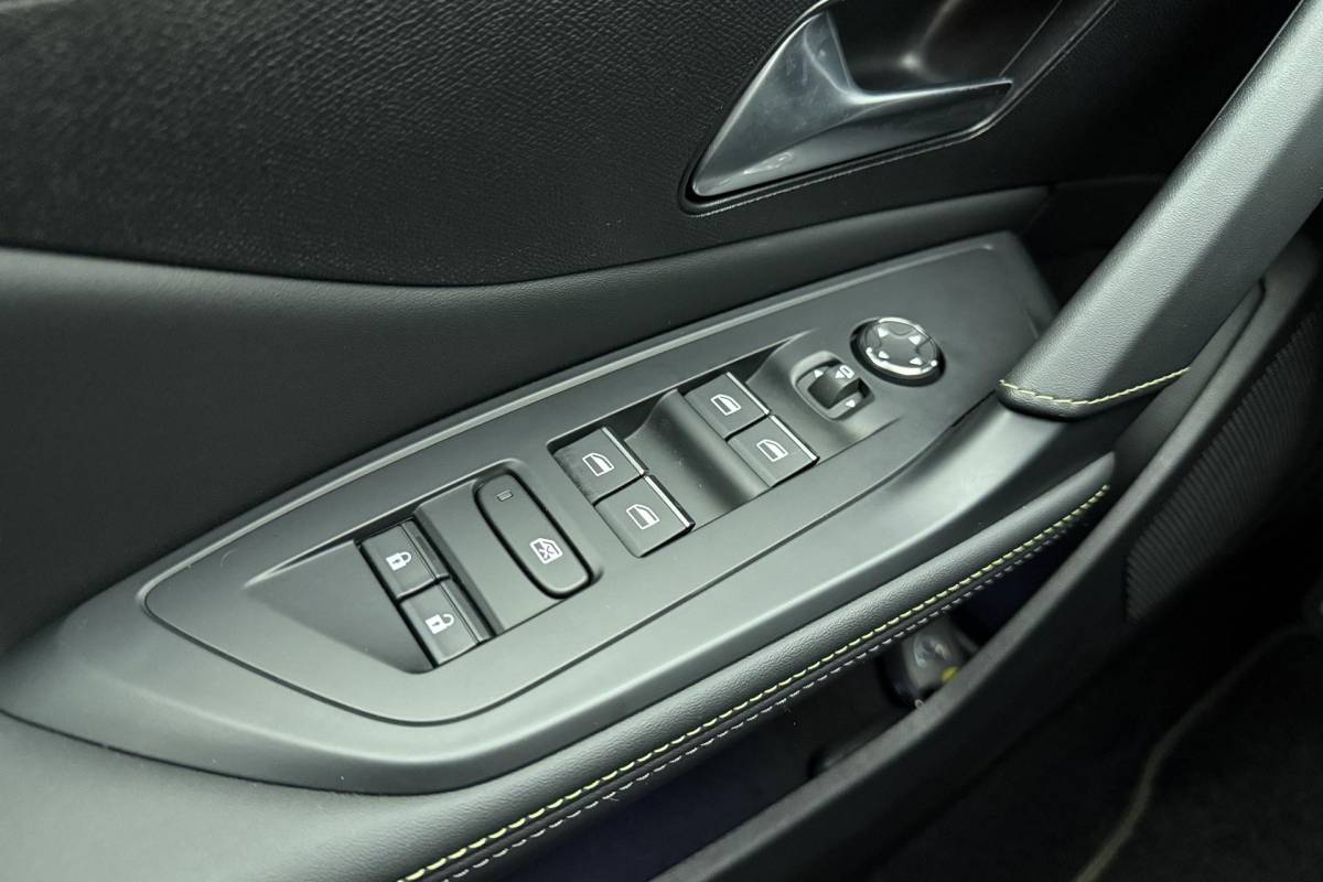 Peugeot 408 Peugeot 408 1.6 HYbrid GT 225pk EAT8 First Edition | Adaptive Cruise Control | Matrix LED | Stoelverwarming | Verwarmd stuurwiel | Handsfree achterklep | Keyless Entry & Start | AGR Bestuurdersstoel | Camera | 20” ‘Monolithe’ velgen | 1e Eigenaar