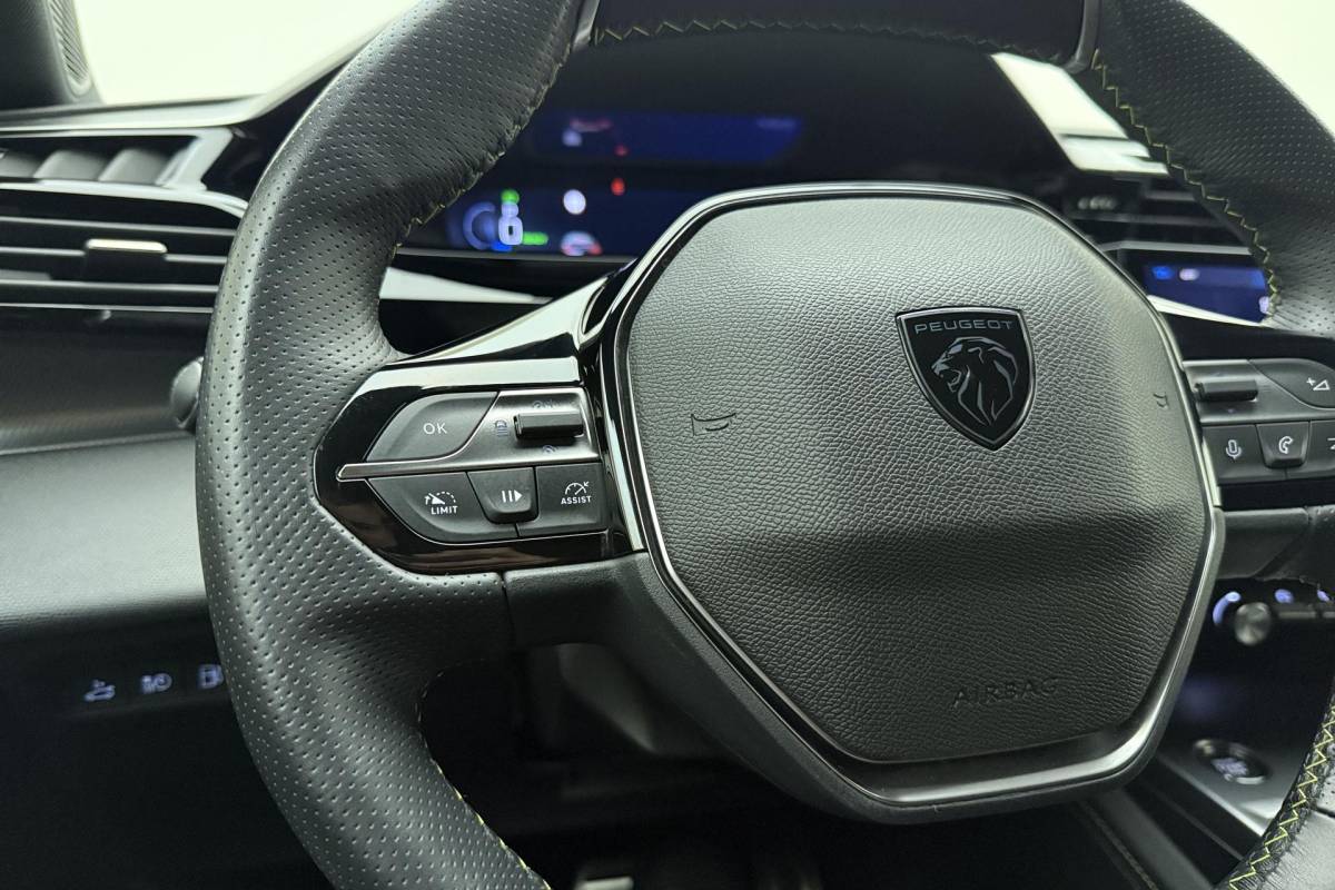 Peugeot 408 Peugeot 408 1.6 HYbrid GT 225pk EAT8 First Edition | Adaptive Cruise Control | Matrix LED | Stoelverwarming | Verwarmd stuurwiel | Handsfree achterklep | Keyless Entry & Start | AGR Bestuurdersstoel | Camera | 20” ‘Monolithe’ velgen | 1e Eigenaar