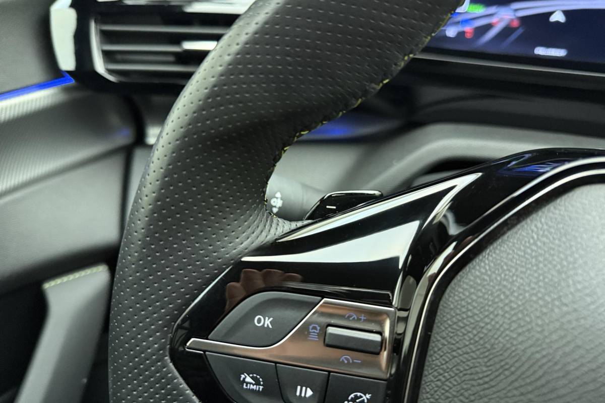 Peugeot 408 Peugeot 408 1.6 HYbrid GT 225pk EAT8 First Edition | Adaptive Cruise Control | Matrix LED | Stoelverwarming | Verwarmd stuurwiel | Handsfree achterklep | Keyless Entry & Start | AGR Bestuurdersstoel | Camera | 20” ‘Monolithe’ velgen | 1e Eigenaar