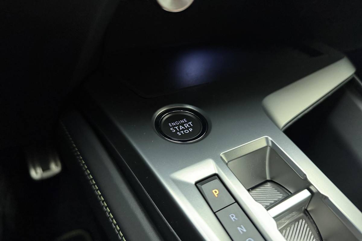 Peugeot 408 Peugeot 408 1.6 HYbrid GT 225pk EAT8 First Edition | Adaptive Cruise Control | Matrix LED | Stoelverwarming | Verwarmd stuurwiel | Handsfree achterklep | Keyless Entry & Start | AGR Bestuurdersstoel | Camera | 20” ‘Monolithe’ velgen | 1e Eigenaar