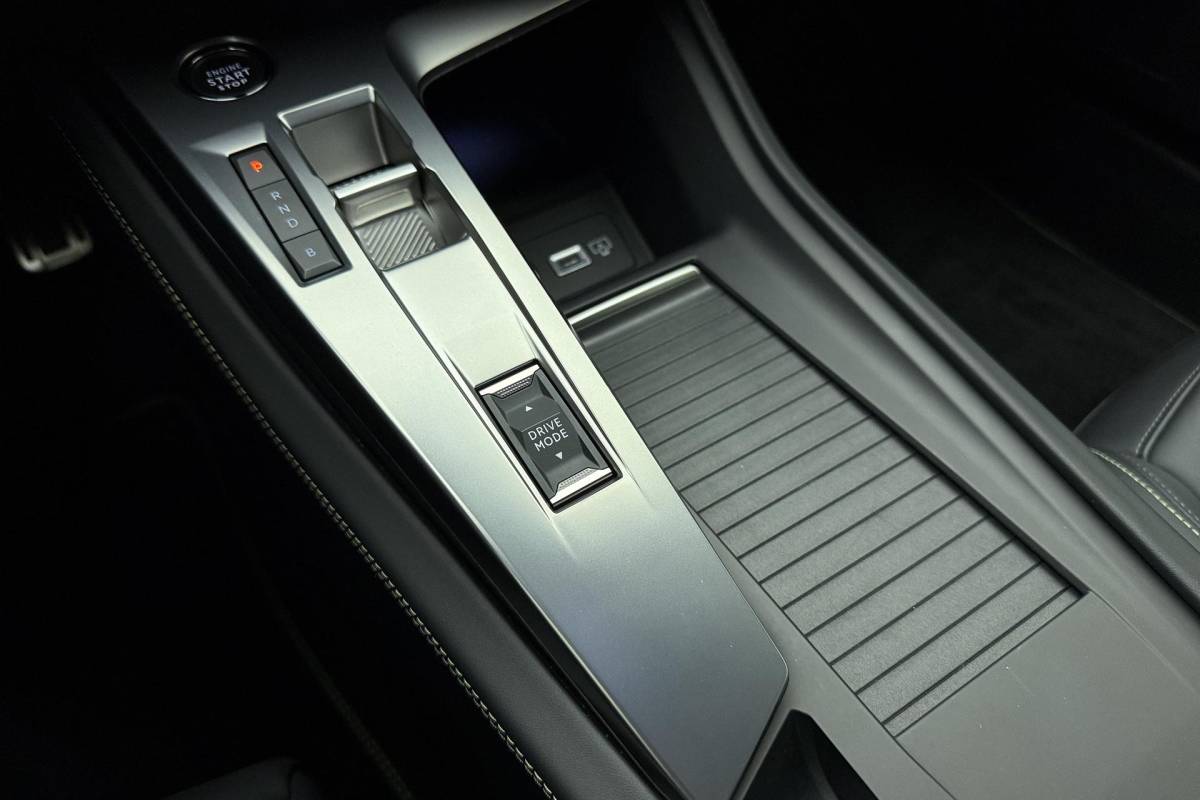Peugeot 408 Peugeot 408 1.6 HYbrid GT 225pk EAT8 First Edition | Adaptive Cruise Control | Matrix LED | Stoelverwarming | Verwarmd stuurwiel | Handsfree achterklep | Keyless Entry & Start | AGR Bestuurdersstoel | Camera | 20” ‘Monolithe’ velgen | 1e Eigenaar