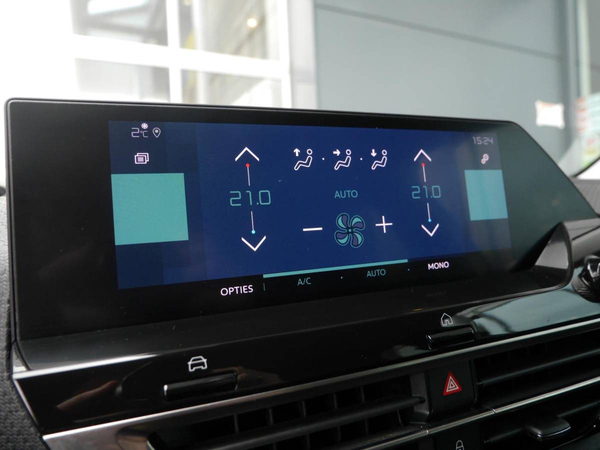 Citroën ë-C4 Citroen Ë-C4 Shine 50 kWh | Keyless entry en start | SOH 89.9% | 18 inch lichtmetalen velgen | Achteruitrijcamera | Adaptive cruise control | Head up display | Climate control | Extra getint glas