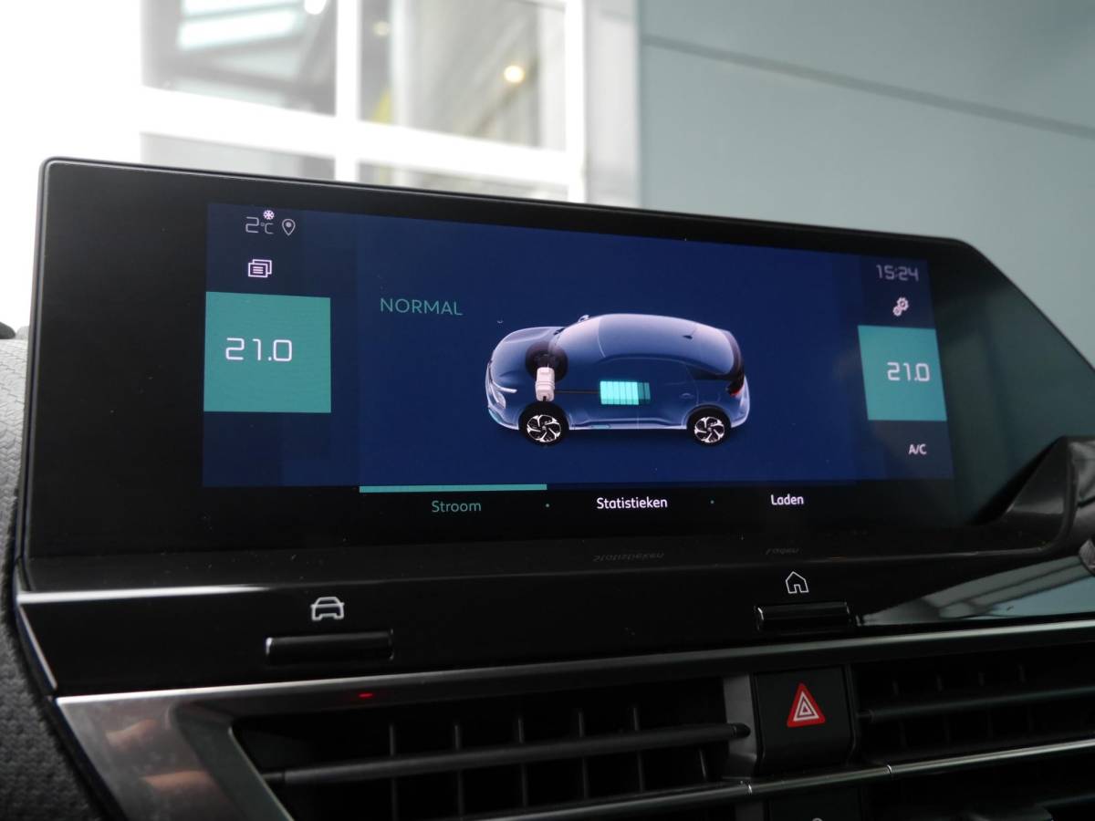 Citroën ë-C4 Citroen Ë-C4 Shine 50 kWh | Keyless entry en start | SOH 89.9% | 18 inch lichtmetalen velgen | Achteruitrijcamera | Adaptive cruise control | Head up display | Climate control | Extra getint glas