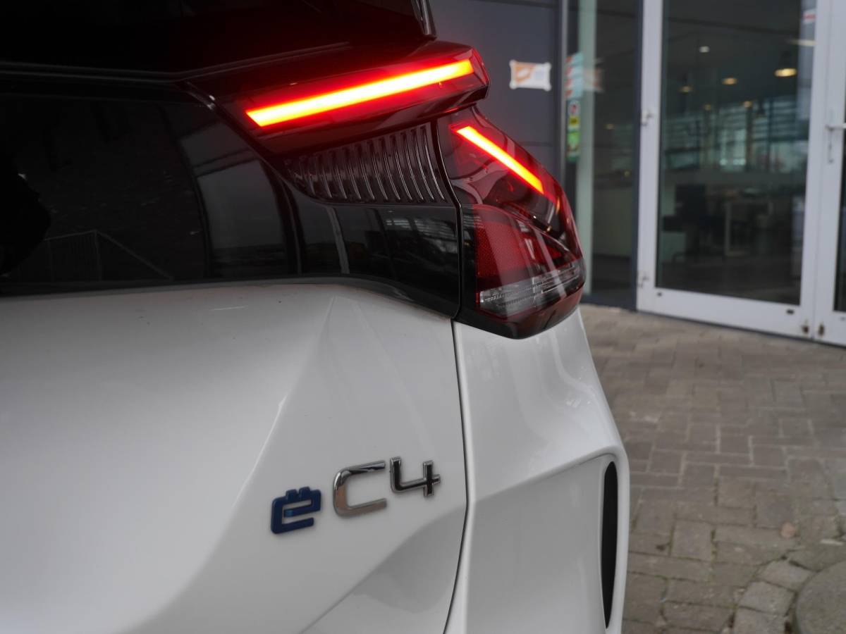 Citroën ë-C4 Citroen Ë-C4 Shine 50 kWh | Keyless entry en start | SOH 89.9% | 18 inch lichtmetalen velgen | Achteruitrijcamera | Adaptive cruise control | Head up display | Climate control | Extra getint glas