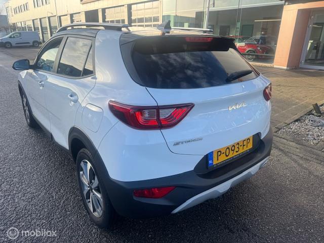 Kia Stonic Kia Stonic 1.0 T-GDI DynamicPlusLine Trekhaak afneembaar , 16 inch velgen & banden , Navigatie , Bluetooth  Priveglas , Electr. inklapbare spiegels , Parkeerhulp achter , Two Tone – Wit/Zwart dak