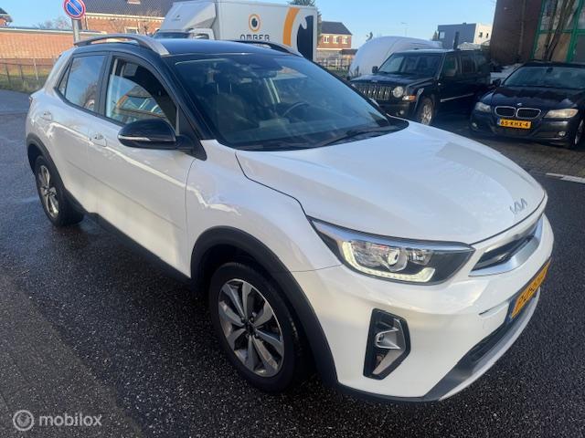 Kia Stonic Kia Stonic 1.0 T-GDI DynamicPlusLine Trekhaak afneembaar , 16 inch velgen & banden , Navigatie , Bluetooth  Priveglas , Electr. inklapbare spiegels , Parkeerhulp achter , Two Tone – Wit/Zwart dak