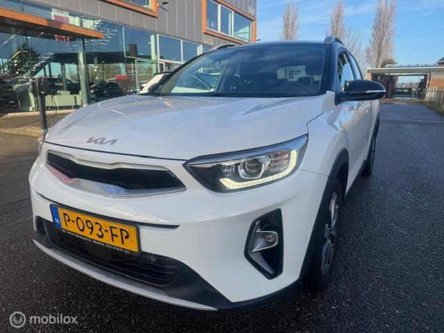 Kia Stonic Kia Stonic 1.0 T-GDI DynamicPlusLine Trekhaak afneembaar , 16 inch velgen & banden , Navigatie , Bluetooth  Priveglas , Electr. inklapbare spiegels , Parkeerhulp achter , Two Tone – Wit/Zwart dak