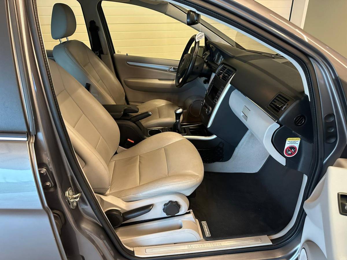 Mercedes-Benz B-Klasse Mercedes-Benz B-klasse 180 BUSINESSCLASS|LEDEREN BEKLEDING|CLIMA AIRCO|TREKHAAK|ISOFIX|CRUISE CONTROL|NAVIGATIE|LM-VELG|nweAPK+OH!