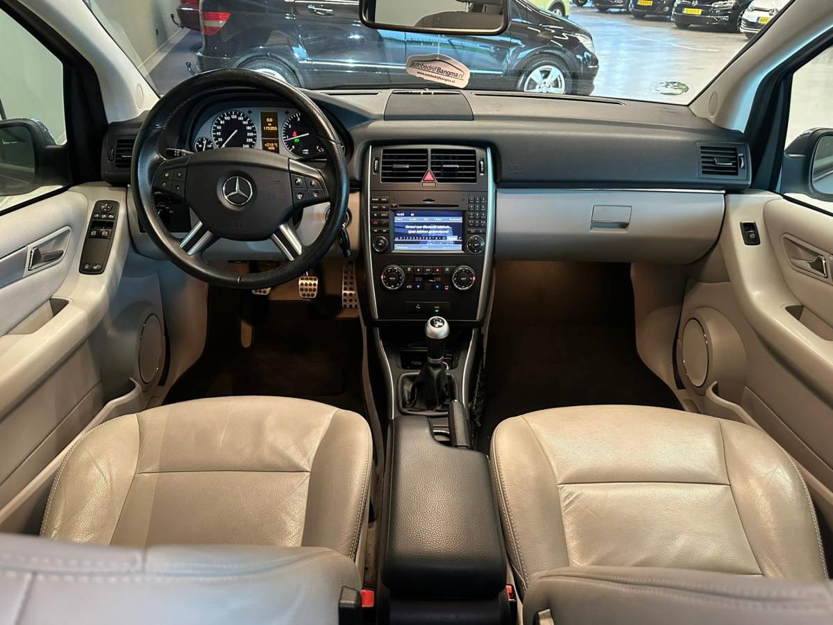 Mercedes-Benz B-Klasse Mercedes-Benz B-klasse 180 BUSINESSCLASS|LEDEREN BEKLEDING|CLIMA AIRCO|TREKHAAK|ISOFIX|CRUISE CONTROL|NAVIGATIE|LM-VELG|nweAPK+OH!
