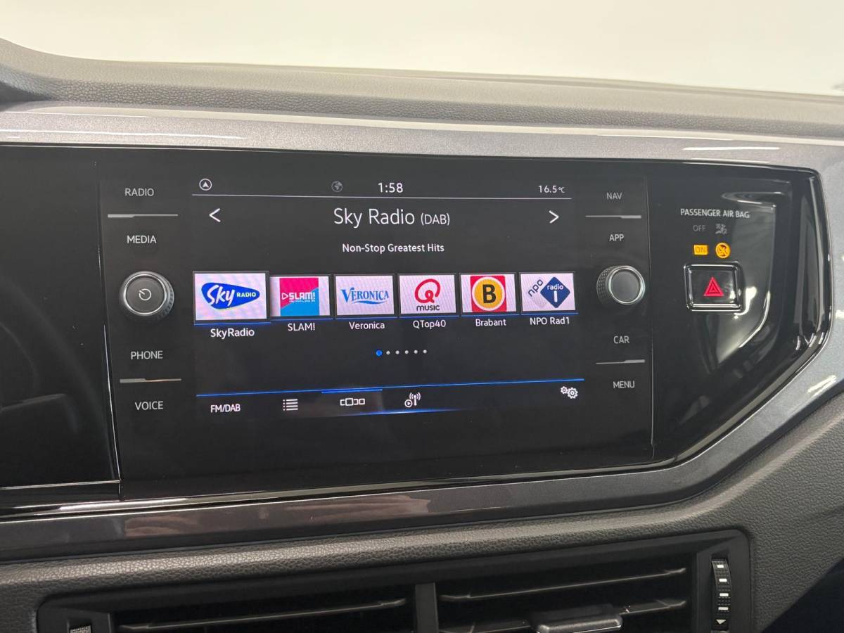 Volkswagen Polo Volkswagen Polo 1.0 TSI 110pk DSG Highline Navigatie Apple Carplay Android Auto Parkeersensoren Adaptive Cruise Control Stoelverwarming Getinte ramen Climatronic