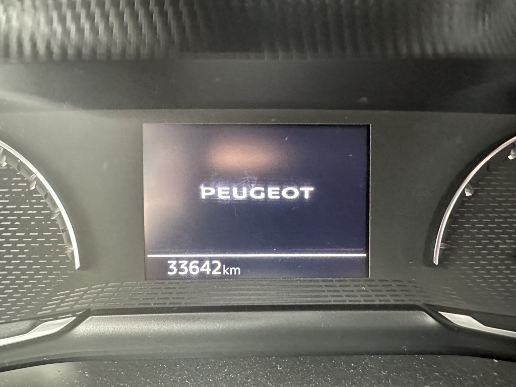 Peugeot 2008 Peugeot 2008 1.2 Allure | CarPlay | Cruise | Climate | All Season