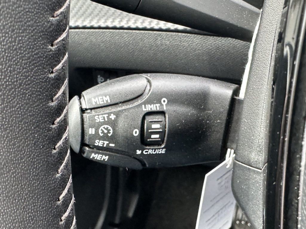 Peugeot 2008 Peugeot 2008 1.2 Allure | CarPlay | Cruise | Climate | All Season