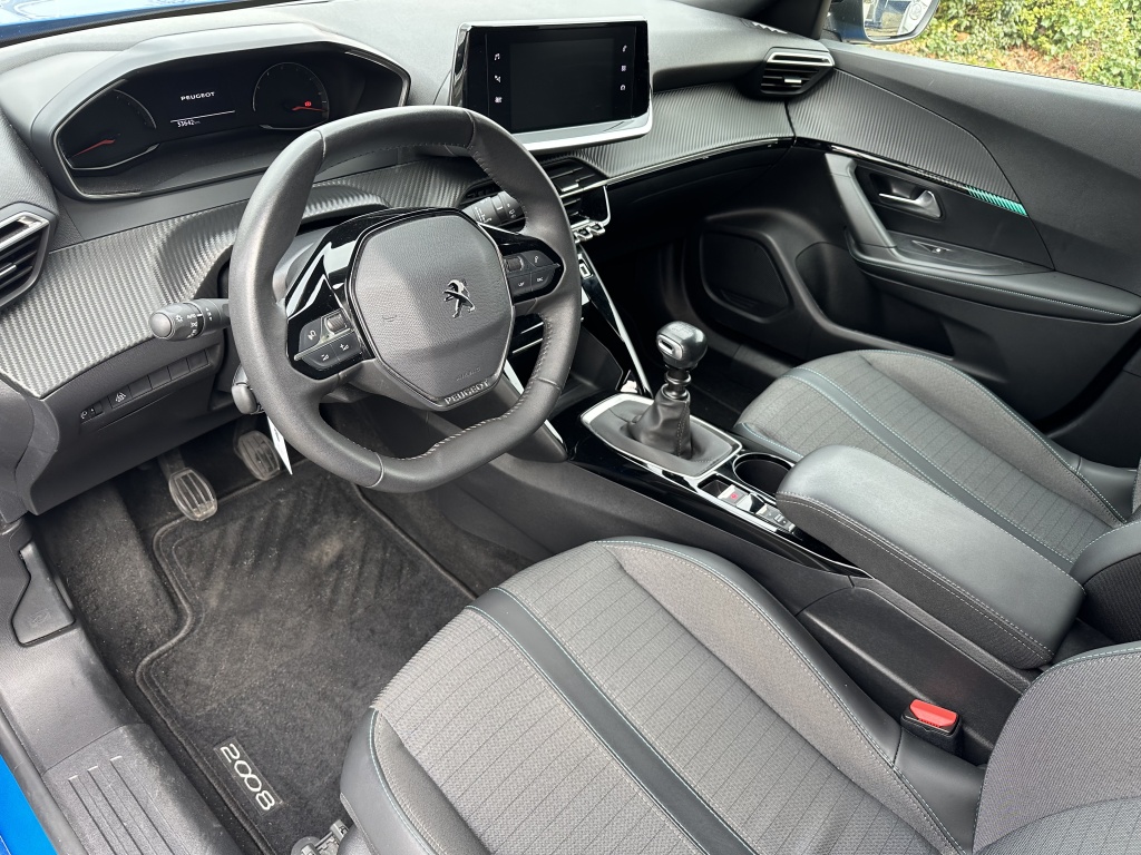Peugeot 2008 Peugeot 2008 1.2 Allure | CarPlay | Cruise | Climate | All Season