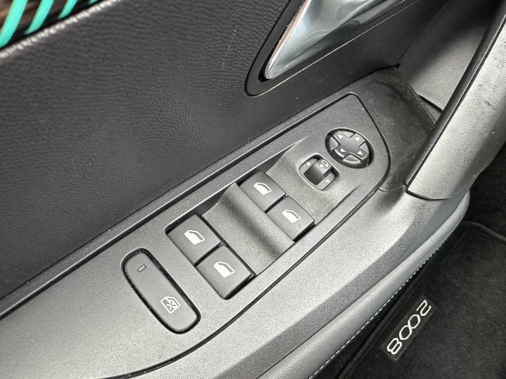 Peugeot 2008 Peugeot 2008 1.2 Allure | CarPlay | Cruise | Climate | All Season