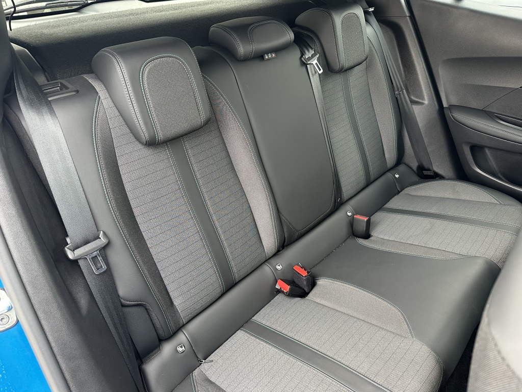 Peugeot 2008 Peugeot 2008 1.2 Allure | CarPlay | Cruise | Climate | All Season