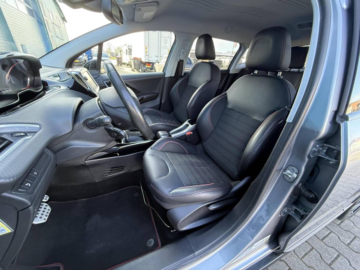 Peugeot 2008 Peugeot 2008 1.2 PureTech Active AUTOMAAT Gt Line 1/2 leder
