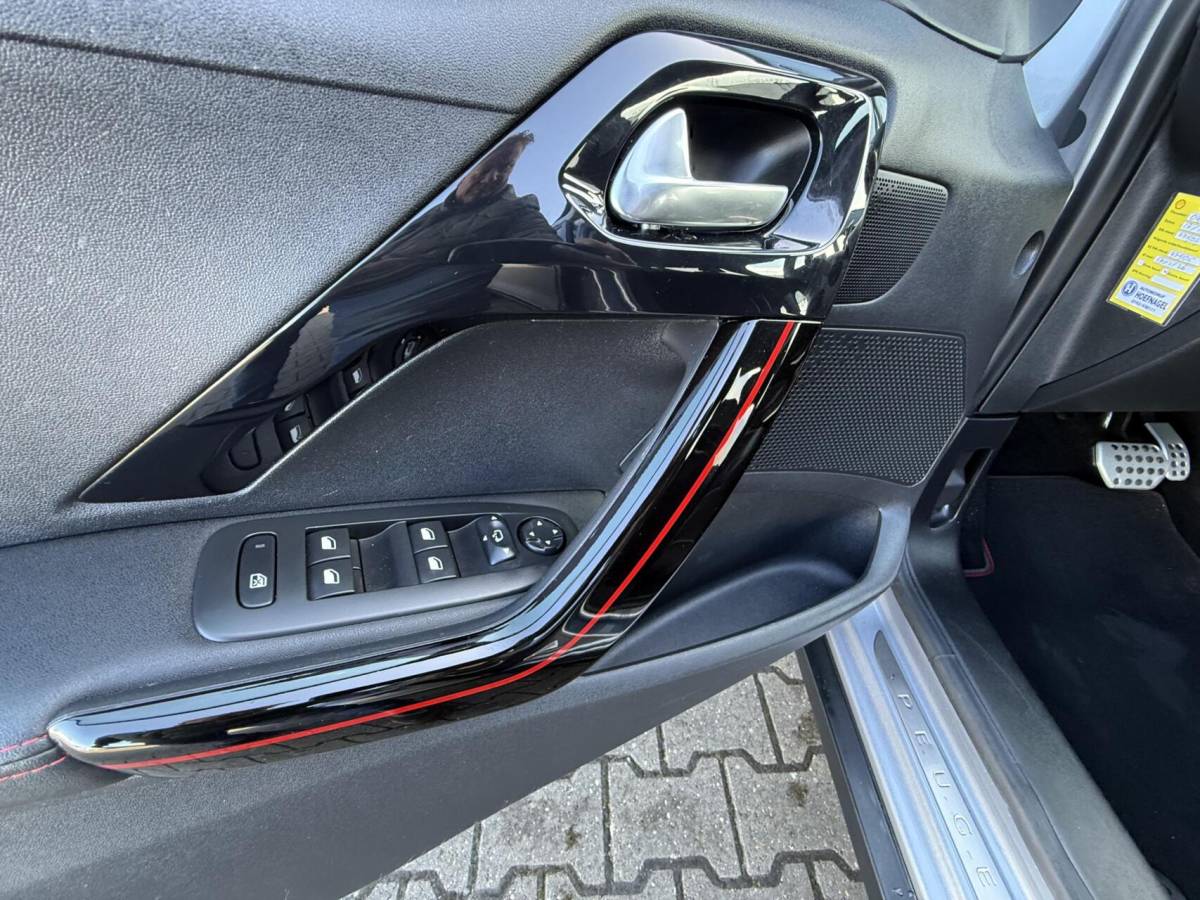 Peugeot 2008 Peugeot 2008 1.2 PureTech Active AUTOMAAT Gt Line 1/2 leder