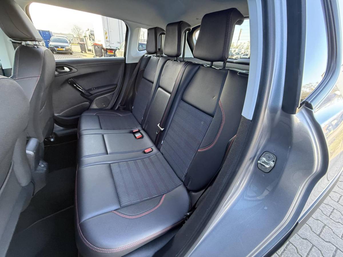 Peugeot 2008 Peugeot 2008 1.2 PureTech Active AUTOMAAT Gt Line 1/2 leder
