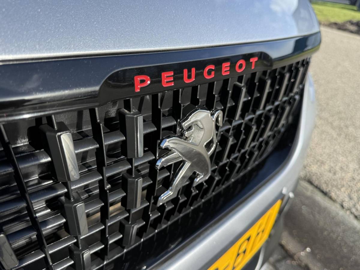 Peugeot 2008 Peugeot 2008 1.2 PureTech Active AUTOMAAT Gt Line 1/2 leder
