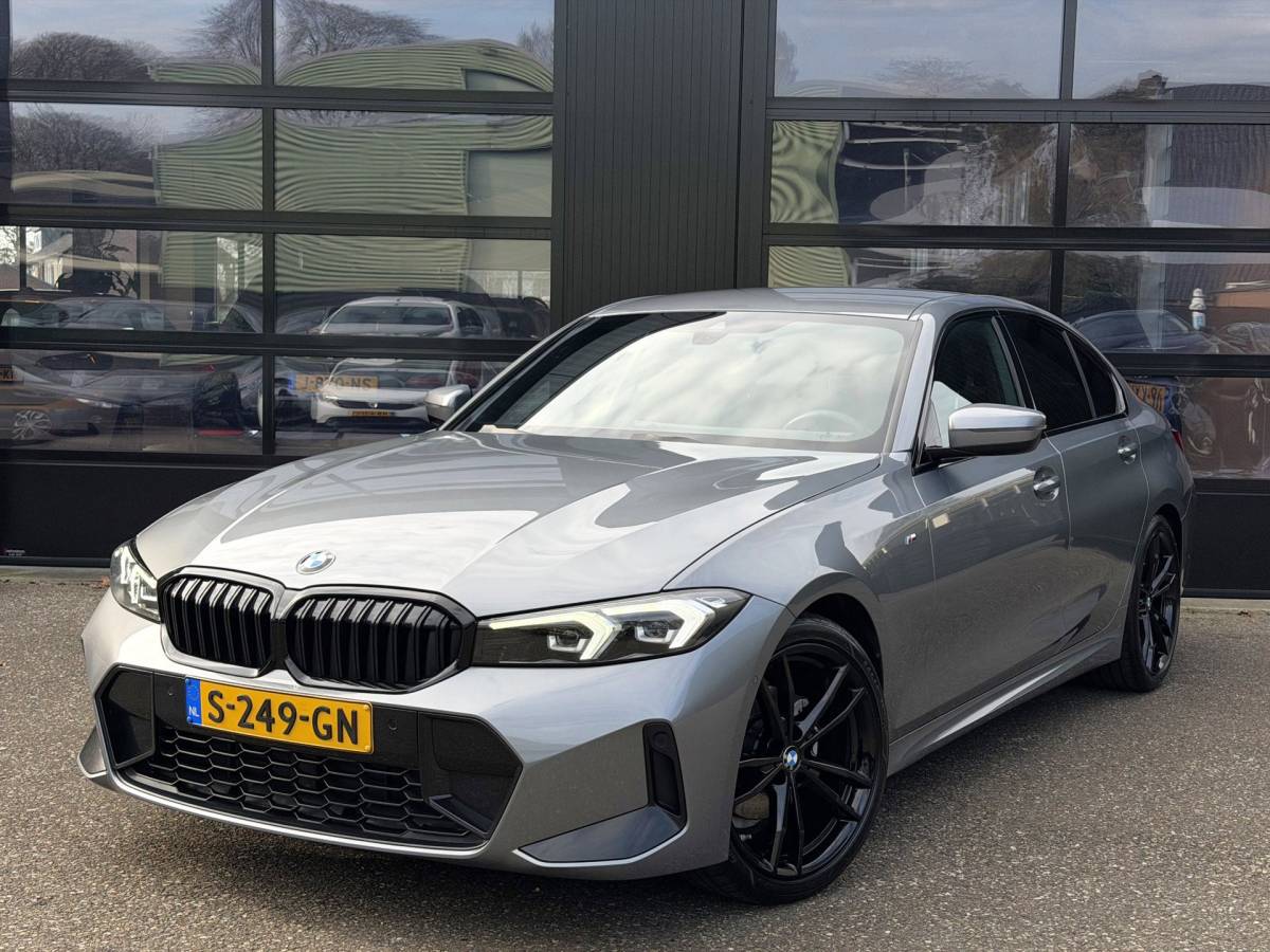 BMW 3 Serie BMW 3-Serie 320i M-Sport Shadowline Harman Kardon LCI