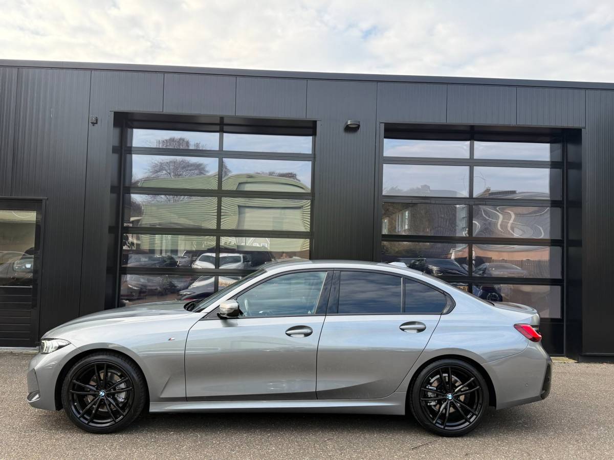 BMW 3 Serie BMW 3-Serie 320i M-Sport Shadowline Harman Kardon LCI