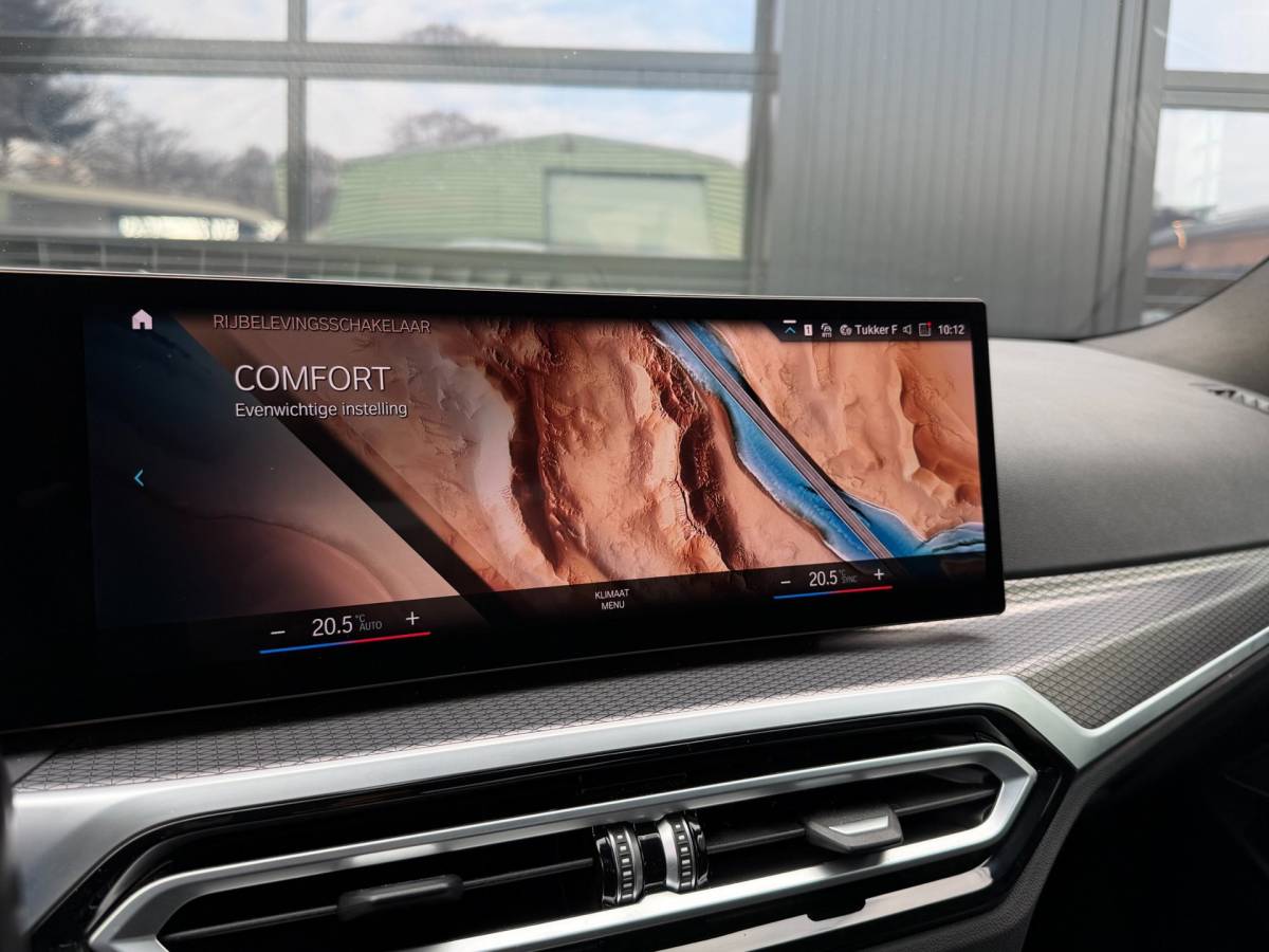 BMW 3 Serie BMW 3-Serie 320i M-Sport Shadowline Harman Kardon LCI