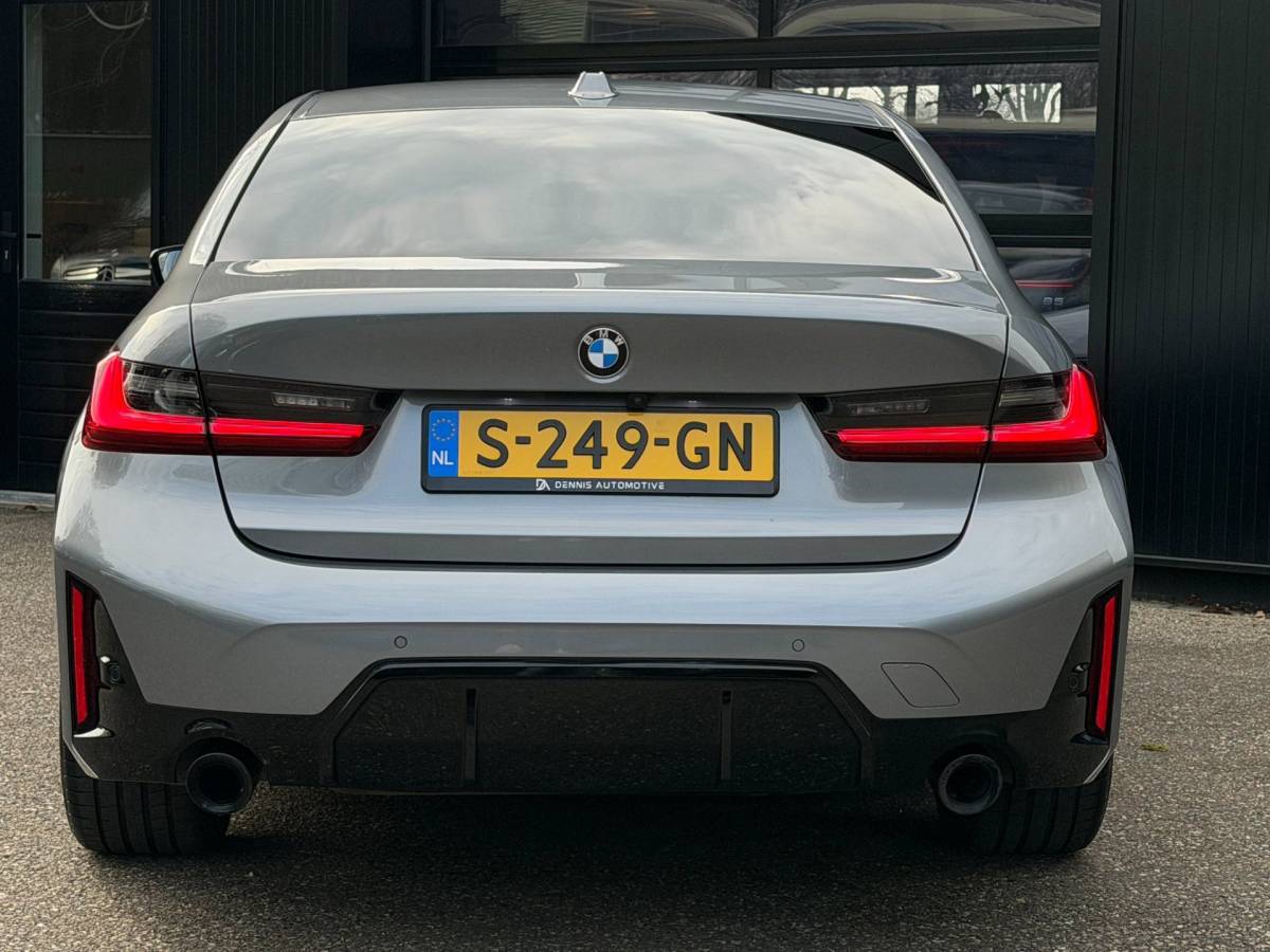 BMW 3 Serie BMW 3-Serie 320i M-Sport Shadowline Harman Kardon LCI
