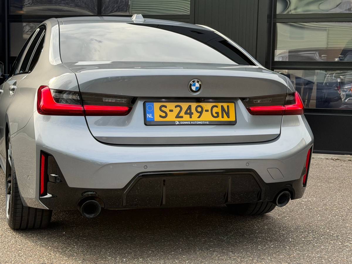 BMW 3 Serie BMW 3-Serie 320i M-Sport Shadowline Harman Kardon LCI