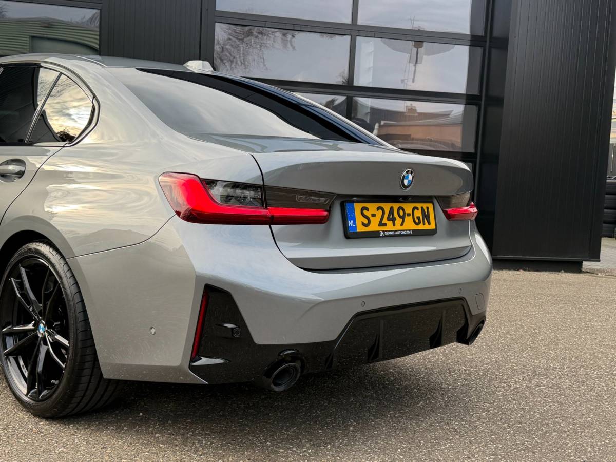 BMW 3 Serie BMW 3-Serie 320i M-Sport Shadowline Harman Kardon LCI