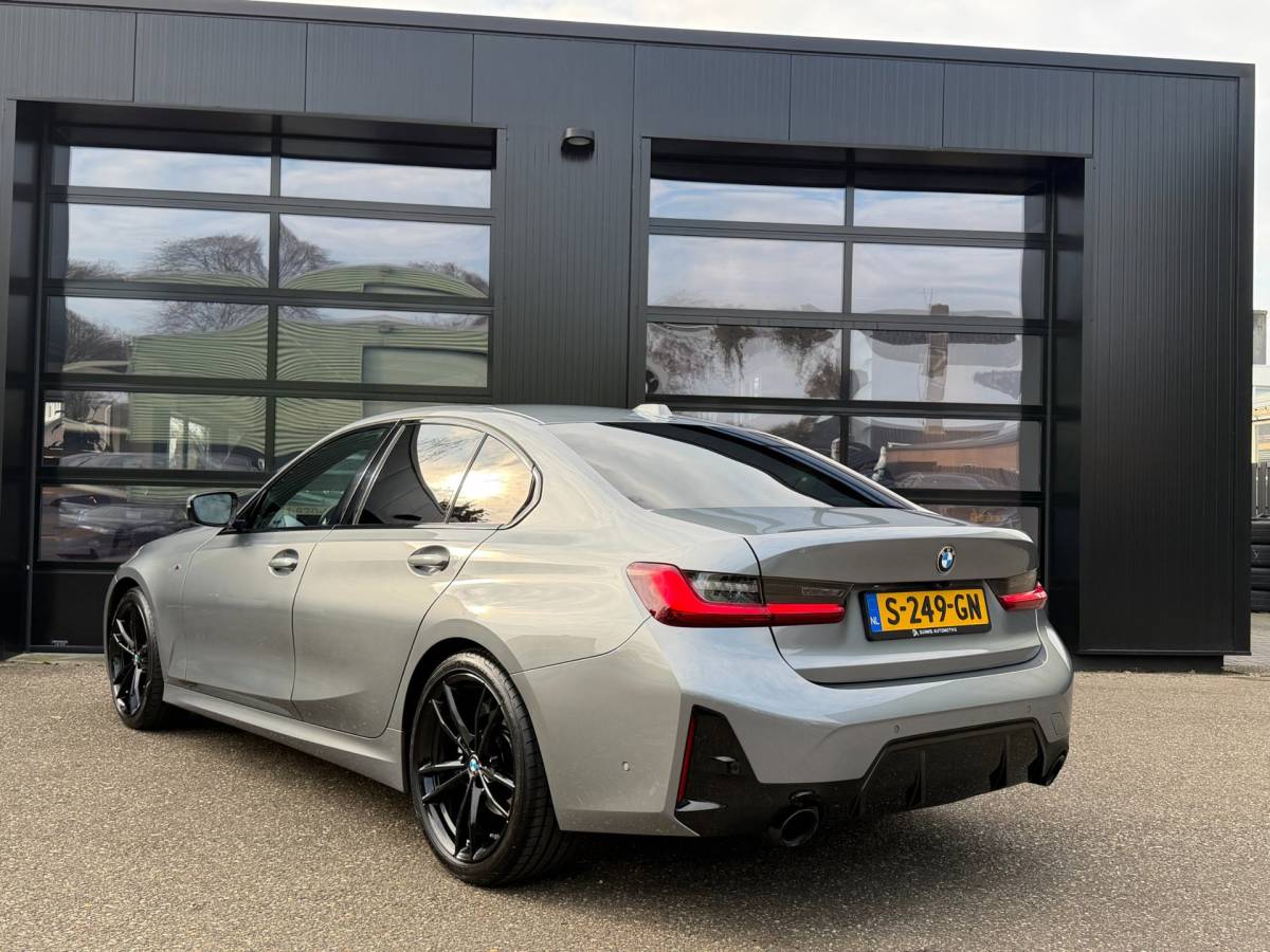 BMW 3 Serie BMW 3-Serie 320i M-Sport Shadowline Harman Kardon LCI