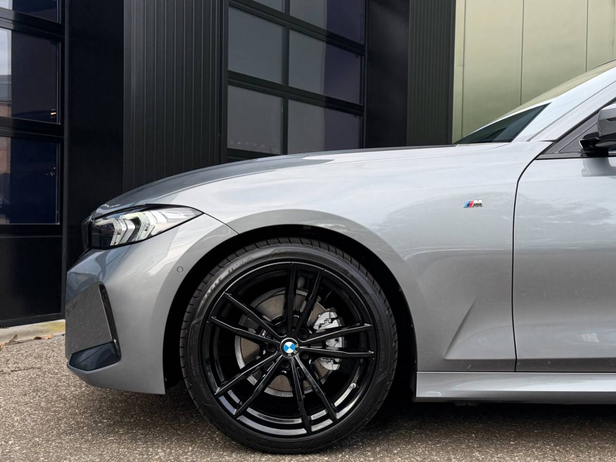 BMW 3 Serie BMW 3-Serie 320i M-Sport Shadowline Harman Kardon LCI