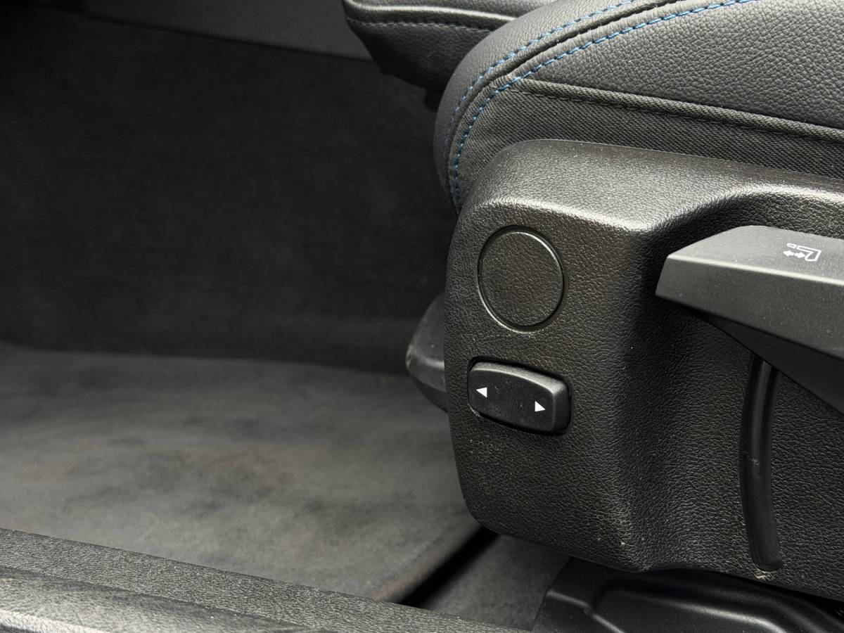 BMW 3 Serie BMW 3-Serie 320i M-Sport Shadowline Harman Kardon LCI