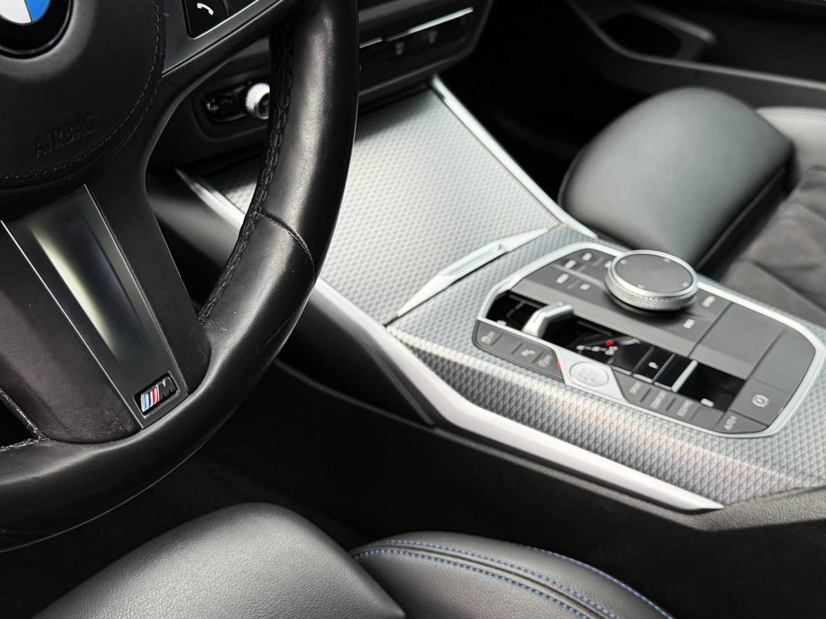 BMW 3 Serie BMW 3-Serie 320i M-Sport Shadowline Harman Kardon LCI