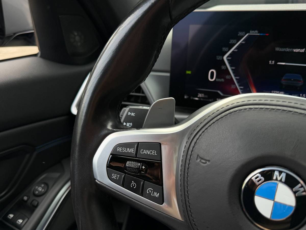BMW 3 Serie BMW 3-Serie 320i M-Sport Shadowline Harman Kardon LCI