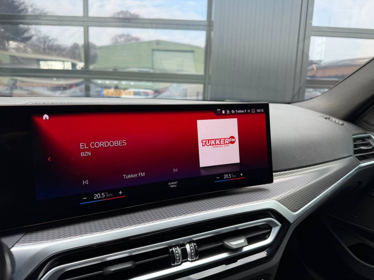 BMW 3 Serie BMW 3-Serie 320i M-Sport Shadowline Harman Kardon LCI