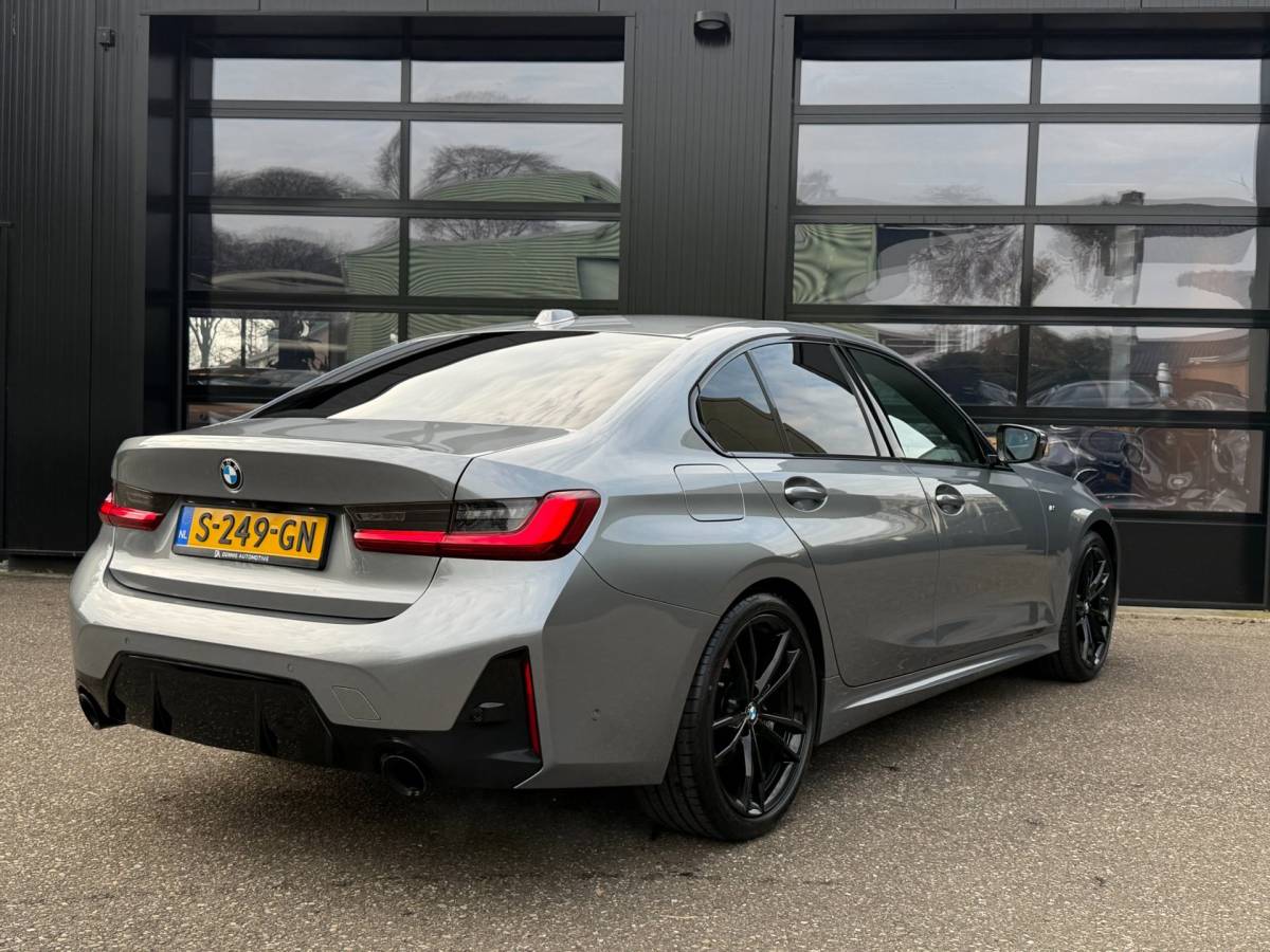 BMW 3 Serie BMW 3-Serie 320i M-Sport Shadowline Harman Kardon LCI
