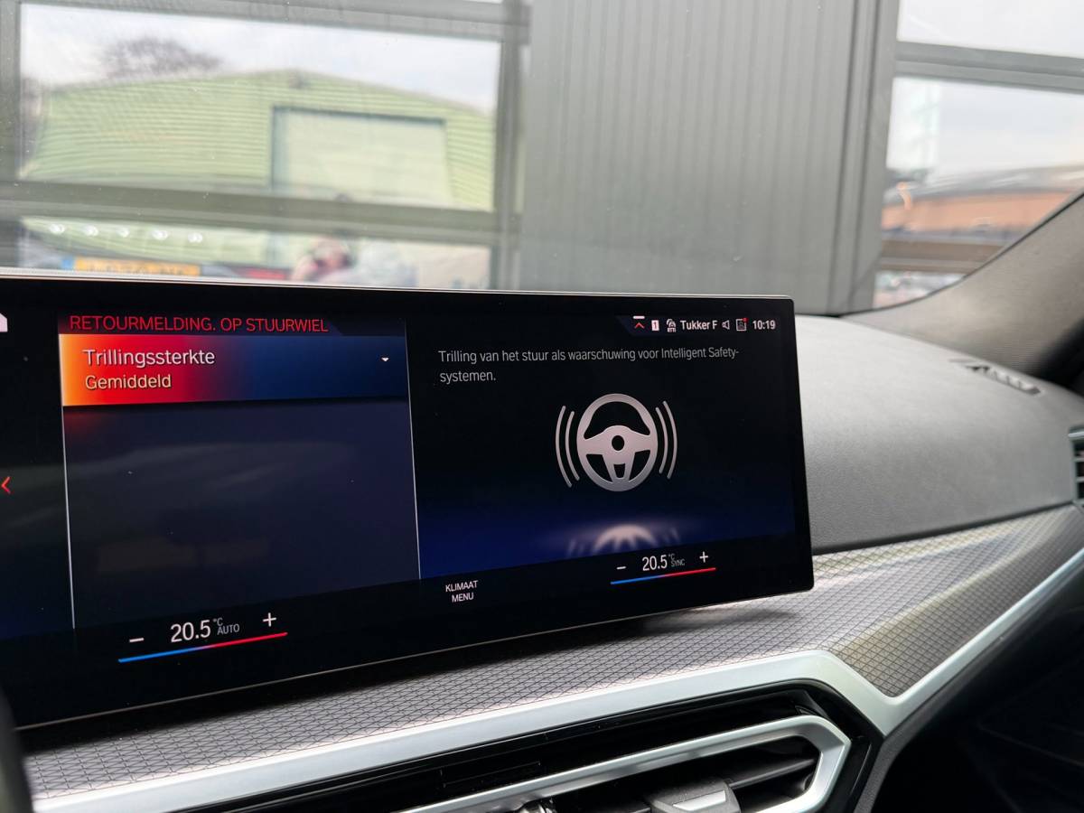 BMW 3 Serie BMW 3-Serie 320i M-Sport Shadowline Harman Kardon LCI