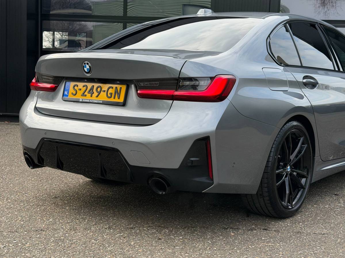 BMW 3 Serie BMW 3-Serie 320i M-Sport Shadowline Harman Kardon LCI