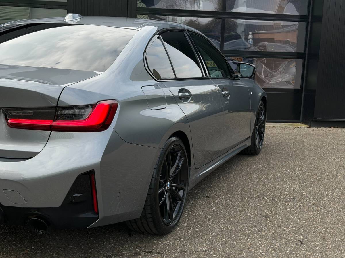 BMW 3 Serie BMW 3-Serie 320i M-Sport Shadowline Harman Kardon LCI