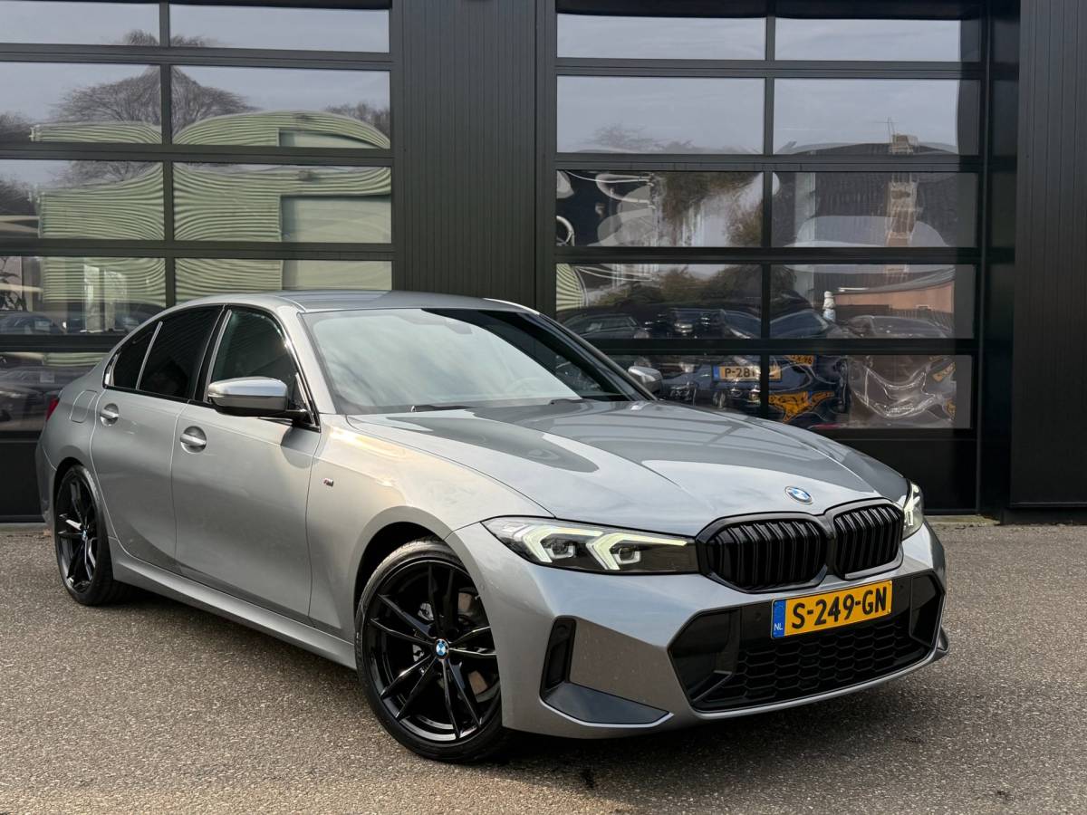 BMW 3 Serie BMW 3-Serie 320i M-Sport Shadowline Harman Kardon LCI