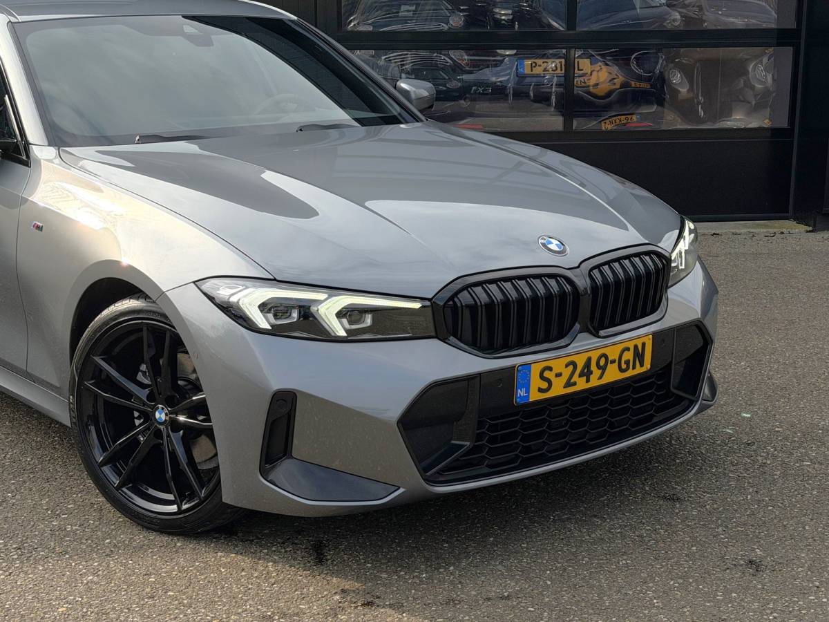 BMW 3 Serie BMW 3-Serie 320i M-Sport Shadowline Harman Kardon LCI