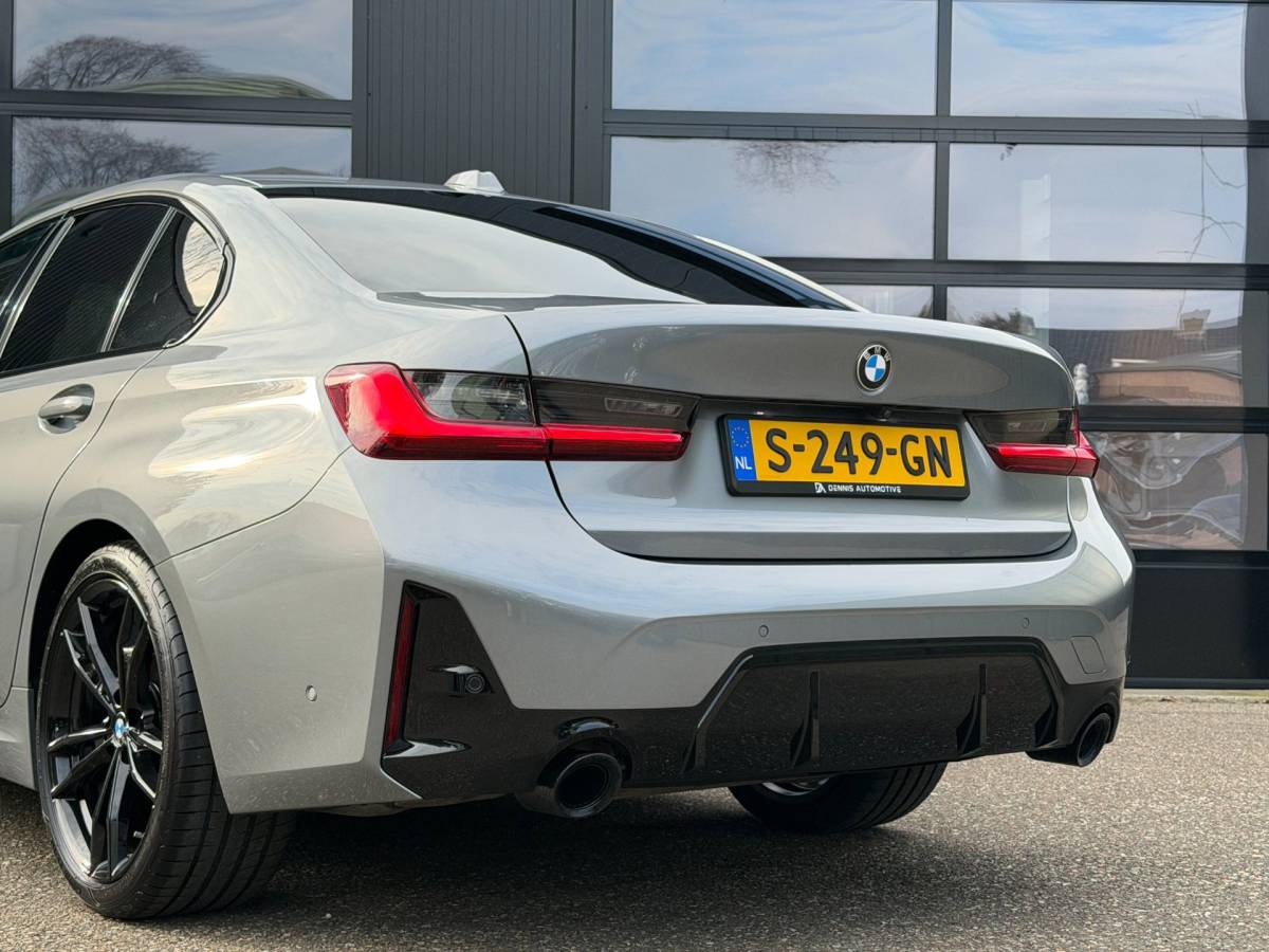 BMW 3 Serie BMW 3-Serie 320i M-Sport Shadowline Harman Kardon LCI