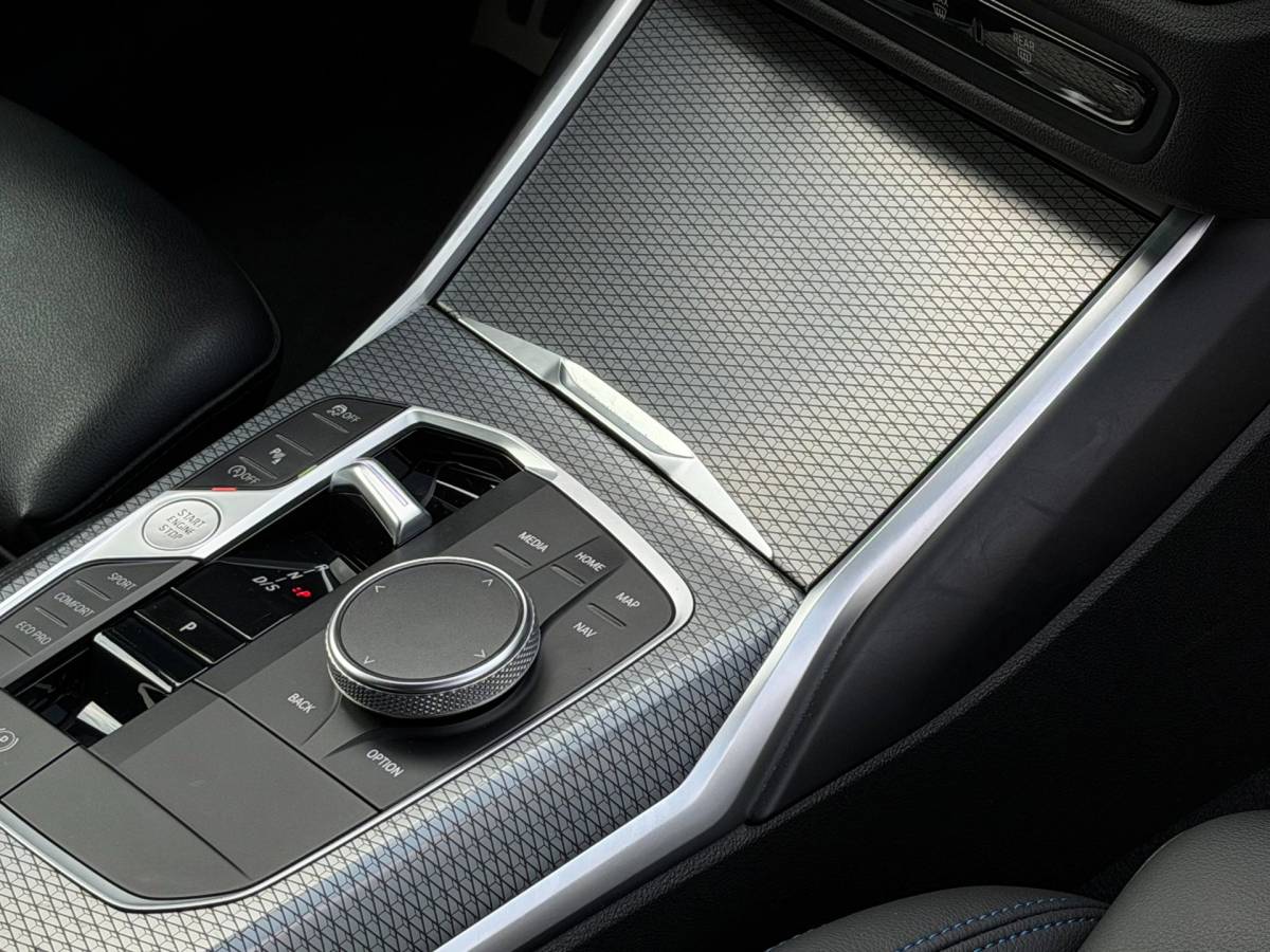 BMW 3 Serie BMW 3-Serie 320i M-Sport Shadowline Harman Kardon LCI